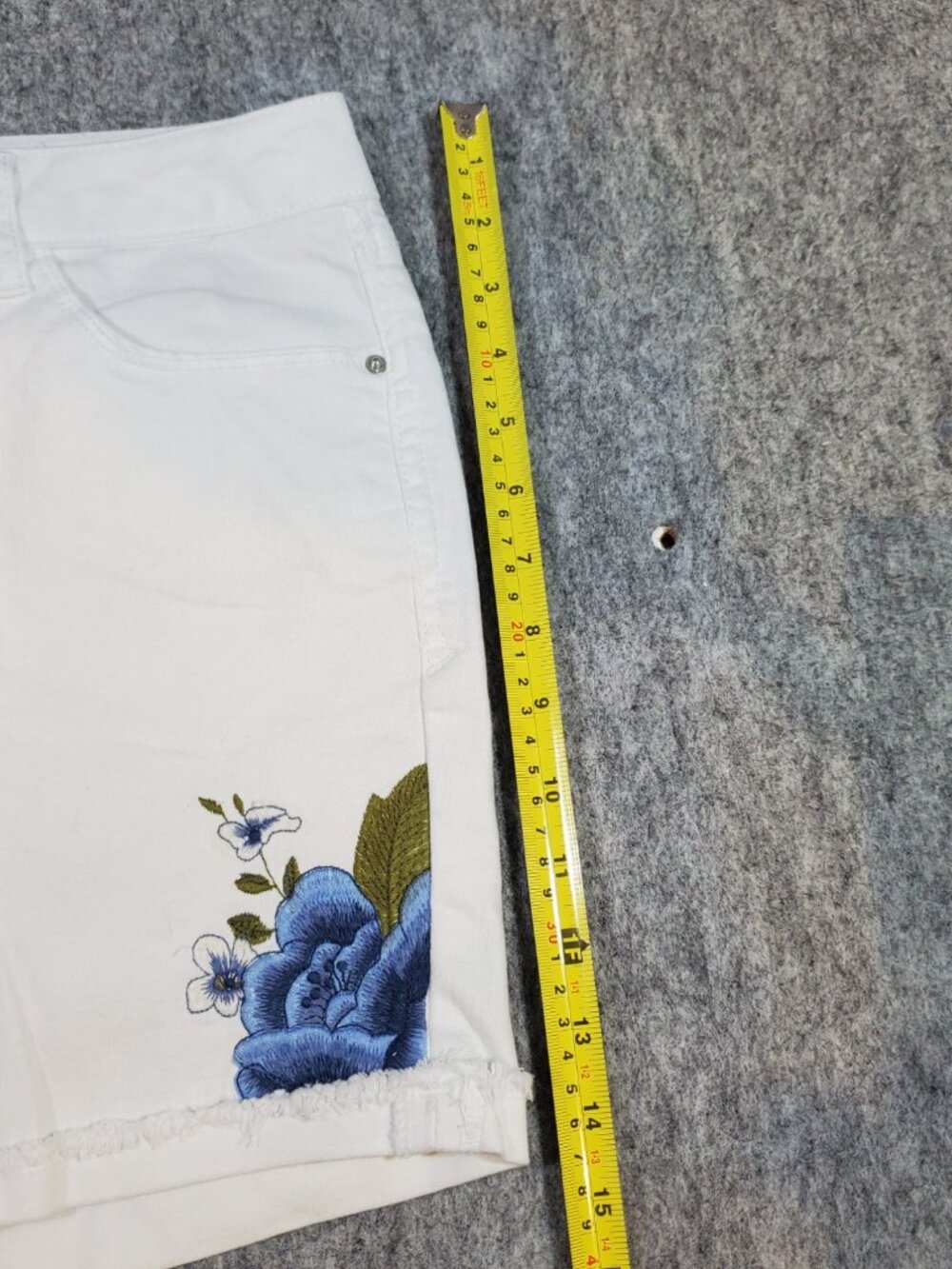 Kensie White Denim Shorts with Blue Embroidered Flowers Size 10 / 30 - Picture 8 of 10
